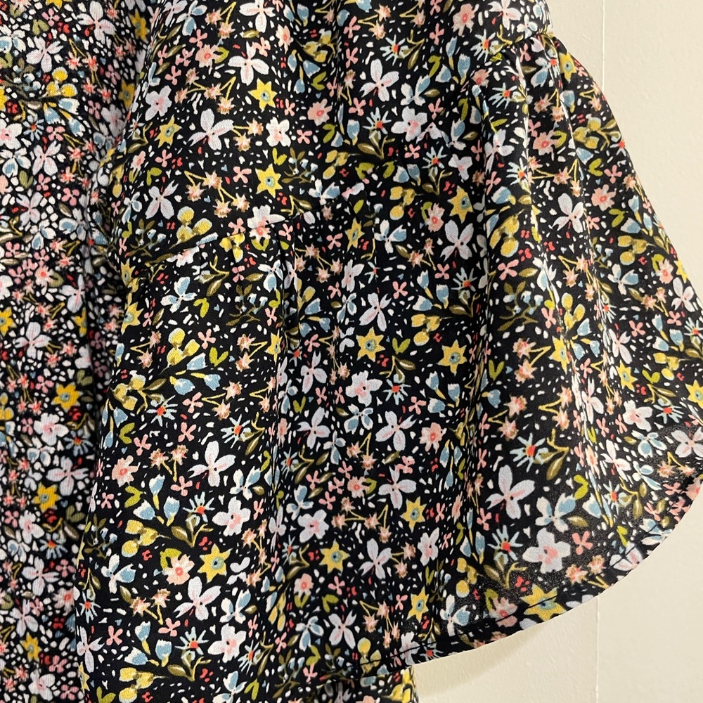 LOFT women’s Flutter sleeve shirt. Floral. Size Medium. 100% Rayon - Picture 9 of 12